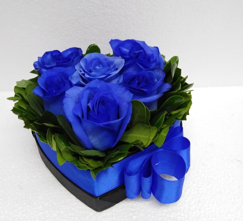 6 Rosas Azules en Caja Corazn 